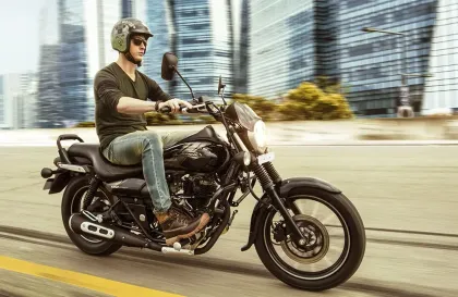 Bajaj Avenger 160 Street
