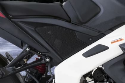 Bajaj Pulsar RS200 Price in India 2025, Full Specs & Review | Smartprix