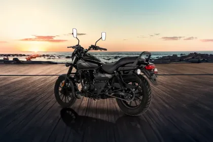 Bajaj Avenger 220 Street