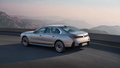 BMW i7