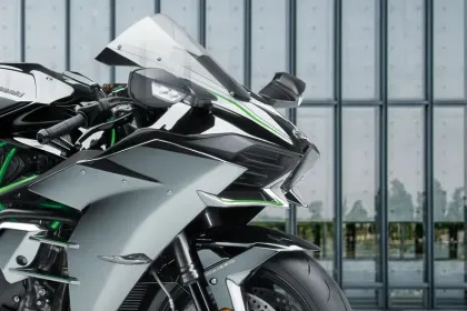 Kawasaki Ninja H2R Price in India 2025, Full Specs & Review | Smartprix