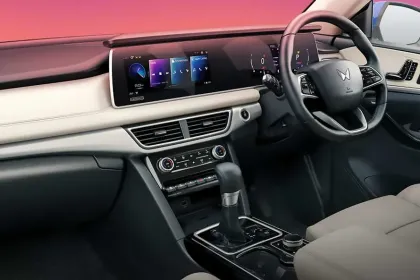 Mahindra XUV700 AX7 Luxury Pack