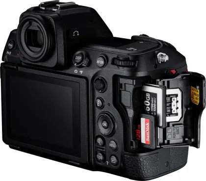 Nikon Z8 Mirrorless Camera with 180-600mm f/5.6-6.3 Lens