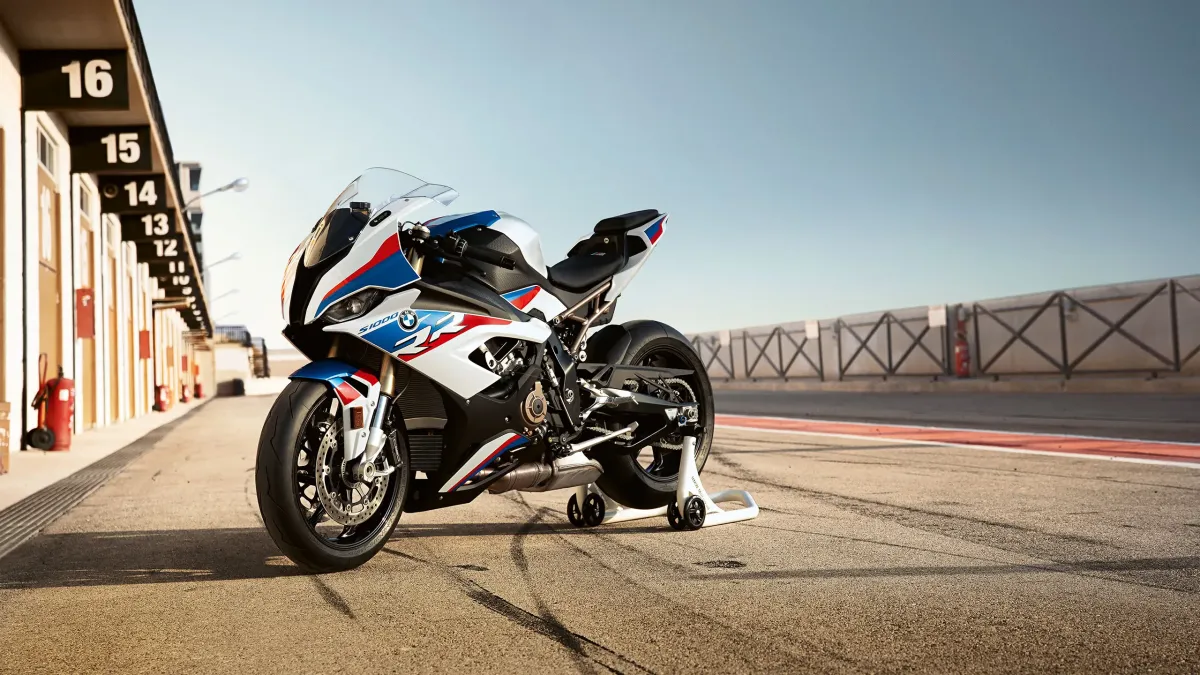 BMW S 1000 RR Price in India 2025, Full Specs & Review | Smartprix